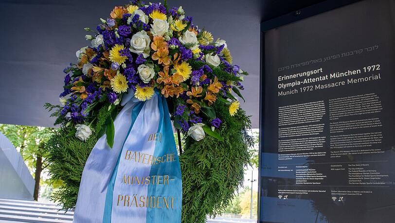 Am Erinnerungsort zum Attentat bei den Olympischen Spielen 1972 steht ein Kranz.