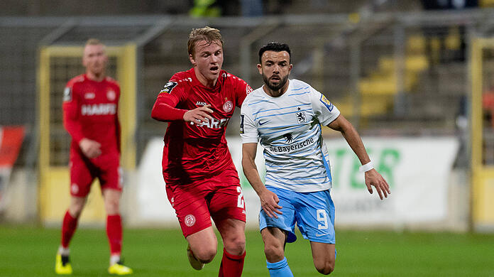 Albion Vrenezi im Duell mit Essens Felix Götze.