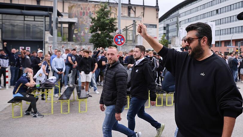Die 1860-Mitgliederversammlung im Zenith in Freimann hätte bereits um Punkt 10 Uhr beginnen sollen, doch der Andrang sorgt für Verspätung. Hasan Ismaik erscheint um 10.37 Uhr, winkt der wartenden Menge und betritt dann die Halle.