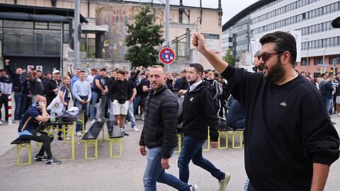 Die 1860-Mitgliederversammlung im Zenith in Freimann hätte bereits um Punkt 10 Uhr beginnen sollen, doch der Andrang sorgt für Verspätung. Hasan Ismaik erscheint um 10.37 Uhr, winkt der wartenden Menge und betritt dann die Halle.