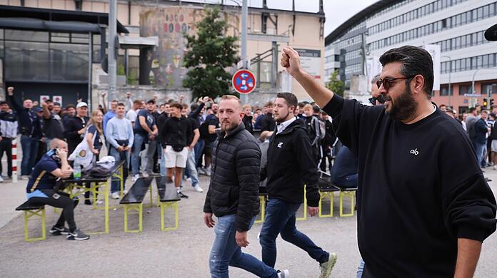 Die 1860-Mitgliederversammlung im Zenith in Freimann hätte bereits um Punkt 10 Uhr beginnen sollen, doch der Andrang sorgt für Verspätung. Hasan Ismaik erscheint um 10.37 Uhr, winkt der wartenden Menge und betritt dann die Halle.