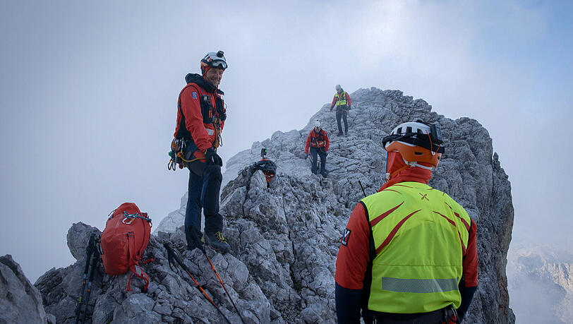 Action im felsigen Gelände – und das auch noch bei schlechter Sicht: die Bergretter Christian Aicher, Christian Datzmann, Benedikt Datzmann und Michael Partholl bei einem Einsatz der Bergwacht Ramsau.
