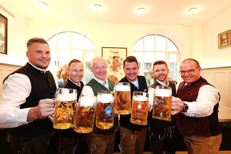 Die sechs Braumeister: (v.l.n.r.) Max Mirlach (Hacker-Pschorr), Andreas Brunner (Augustiner), Rolf Dummert (Hofbräu), Bernd Kräußel (Löwenbräu), Thomas Kreutz (Spaten) und Markus Hübner (Paulaner).