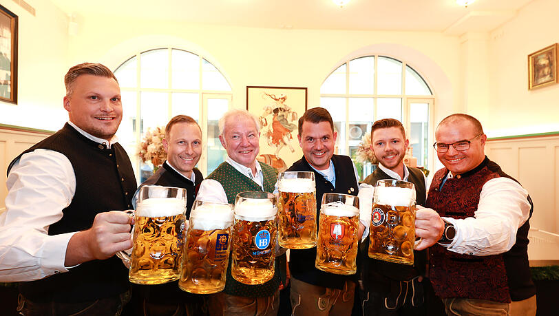 Die sechs Braumeister: (v.l.n.r.) Max Mirlach (Hacker-Pschorr), Andreas Brunner (Augustiner), Rolf Dummert (Hofbräu), Bernd Kräußel (Löwenbräu), Thomas Kreutz (Spaten) und Markus Hübner (Paulaner). Die sechs Braumeister: (v.l.n.r.) Max Mirlach (Hacker-Pschorr), Andreas Brunner (Augustiner), Rolf Dummert (Hofbräu), Bernd Kräußel (Löwenbräu), Thomas Kreutz (Spaten) und Markus Hübner (Paulaner).