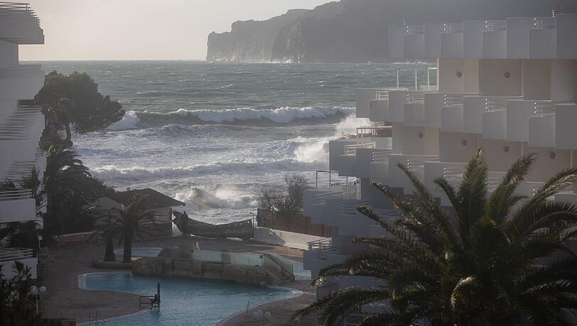 Nach dem Sturm k&ouml;nnen sich die Menschen auf Mallorca auf ein ruhigeres Wochenende mit Sonne freuen. N&auml;chste Woche soll es wieder regnen. (Archivbild)
