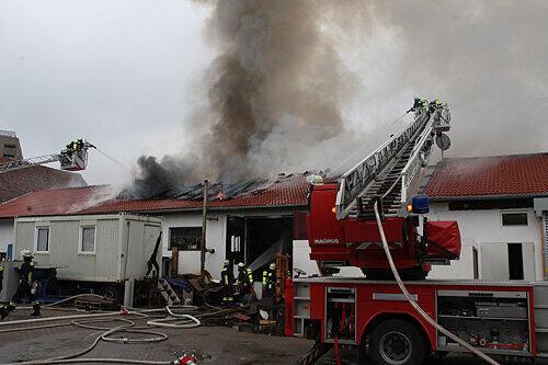 Nach 30 Minuten hatte die Feuerwehr den Brand unter Kontrolle, immer wieder flammten Glutnester auf. Eine Brandwache bleibt bis heute früh vor Ort.