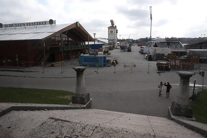 Dienstag, 20. August: Auch bei nicht so schönem Wetter wird weiter an der Wiesn-Zeltlandschaft gebaut.
