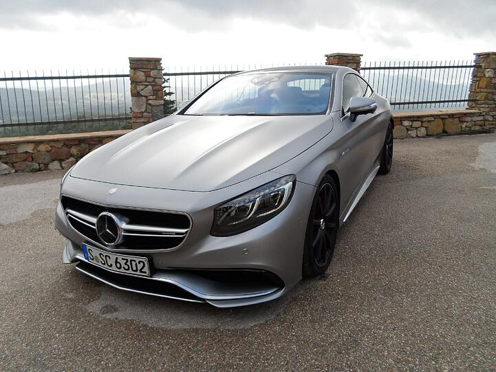 Dezent-aggressive Nase: Das neue S-Klasse Coupé schaut schon im Stand ziemlich dynamisch aus. Und es lockt mit Neigetechnik, einem superschicken Interieur, Swarowski-Kristallen im Scheinwerfer und reichlich Power.