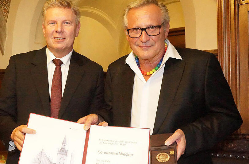 Bürgermeister Dieter Reiter zeichnet Konstantin Wecker im Rathaus mit der Medaille "München leuchtet" aus.