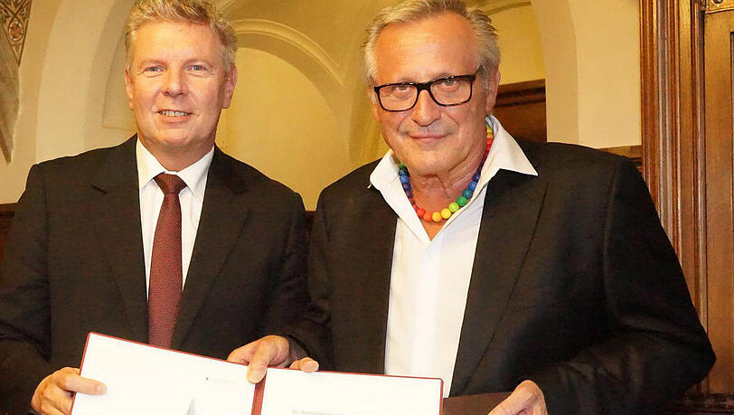 Bürgermeister Dieter Reiter zeichnet Konstantin Wecker im Rathaus mit der Medaille "München leuchtet" aus. Bürgermeister Dieter Reiter zeichnet Konstantin Wecker im Rathaus mit der Medaille "München leuchtet" aus.
