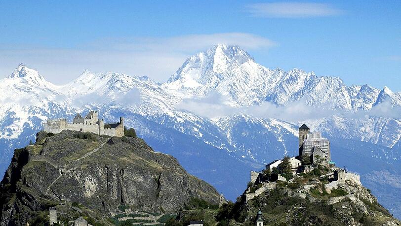 Vielleicht wegen dieses Panoramablicks? Die Schweiz ist das beliebteste Ausreiseziel der Deutschen. Hier erheben sich die zwei Burghügel mit der Basilika von Valeria (rechts) und das Schloss Tourbillon vor dem Bietschhorn. Vielleicht wegen dieses Panoramablicks? Die Schweiz ist das beliebteste Ausreiseziel der Deutschen. Hier erheben sich die zwei Burghügel mit der Basilika von Valeria (rechts) und das Schloss Tourbillon vor dem Bietschhorn.