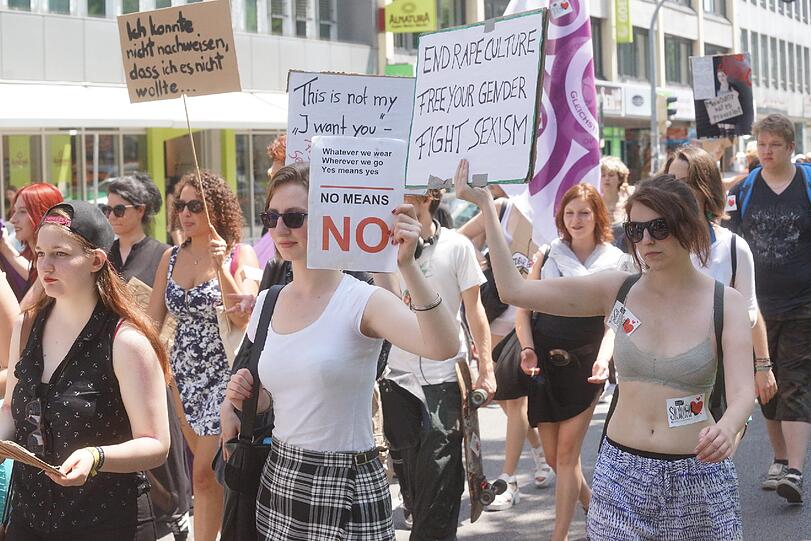 Am Samstag gingen beim "Slutwalk" hunderte Menschen auf die Straße. Er richtet sich gegen sexuelle Gewalt. Die Bilder!