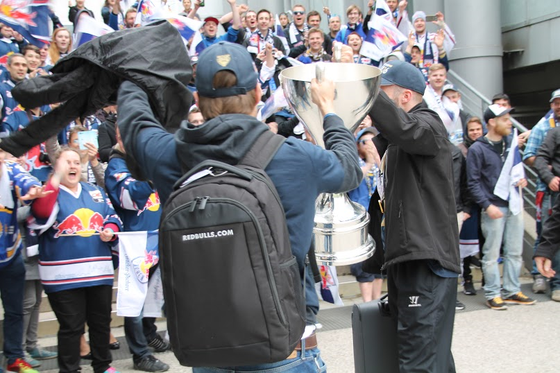 So sehen Sieger aus: Die umjubelten Jungs vom EHC beim Meister-Empfang in München.