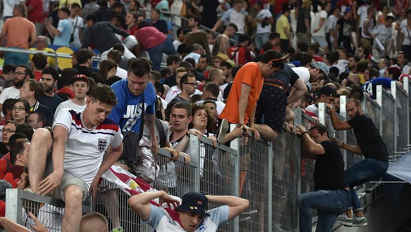 Nach dem EM-Spiel der Russen gegen England kommt es zu heftigen Ausschreitungen. Die schockierenden Bilder aus Marseille. Nach dem EM-Spiel der Russen gegen England kommt es zu heftigen Ausschreitungen. Die schockierenden Bilder aus Marseille.