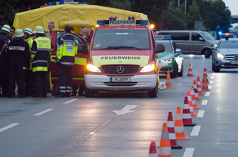 Tödliche Schüsse im Bereich des Olympia Einkaufszentrum in München. Die Polizei ist mit einem Großaufgebot in der gesamten Stadt im Einsatz. Menschen bringen sich in Sicherheit. Die Bilder.
