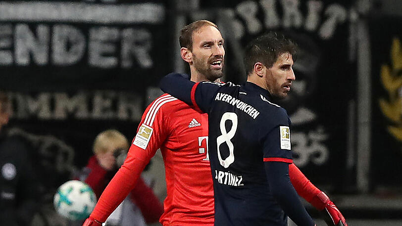 Tom Starke und Javi Martinez: Der Torwart-Oldie des FC Bayern musste für Sven Ulreich ran.