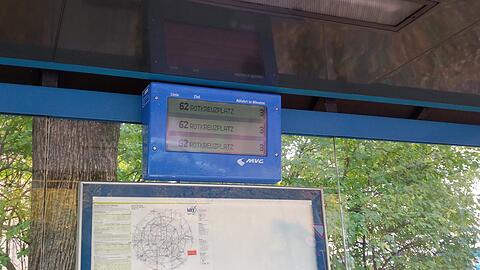 Die Anzeigetafel an der Buslinie 62 - auf mehreren Linien kommt es wegen der Straßenarbeiten zu Verspätungen.