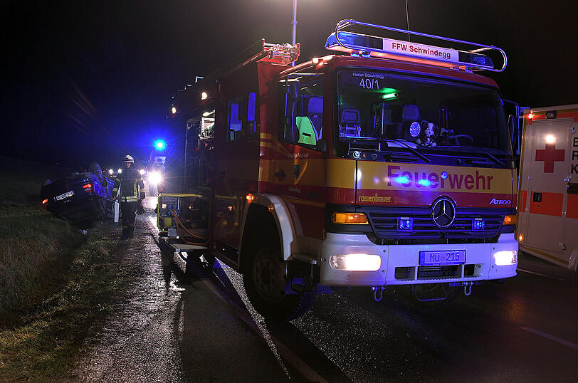 In der Neujahrsnacht ist auf der Staatsstraße nach Buchbach ein Unfall passiert: Drei Personen wurden dabei verletzt.
