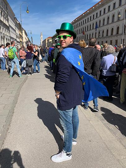 Am Sonntag marschierten bei strahlendem Sonnenschein die Teilnehmer der St.-Patricks-Day-Parade auf der Leopoldstraße in München.