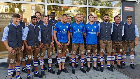 Fesch! Die Löwen mit dem neuen Wiesn-Trikot und Lederhosen. Klicken Sie sich durch die Fotos von der Trachten-Einkleidung bei Angermaier.