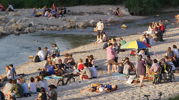 Am Wochenende steigen die Temperaturen in München. Die Polizei mahnt die Bevölkerung zu Corona-bedingter Vernunft. (Symbolbild)