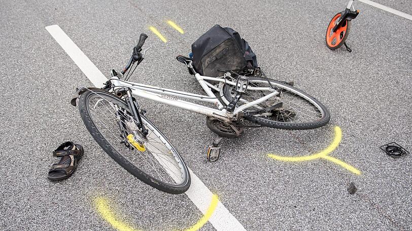 Ein Fahrrad liegt nach einem Verkehrsunfall auf der Straße (Symbolbild).