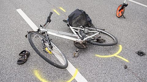 Ein Fahrrad liegt nach einem Verkehrsunfall auf der Straße (Symbolbild).