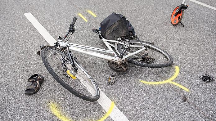 Eine 14-jährige Schülerin wurde von einem Auto angefahren und auf die Straße geschleudert. (Symbolbild)