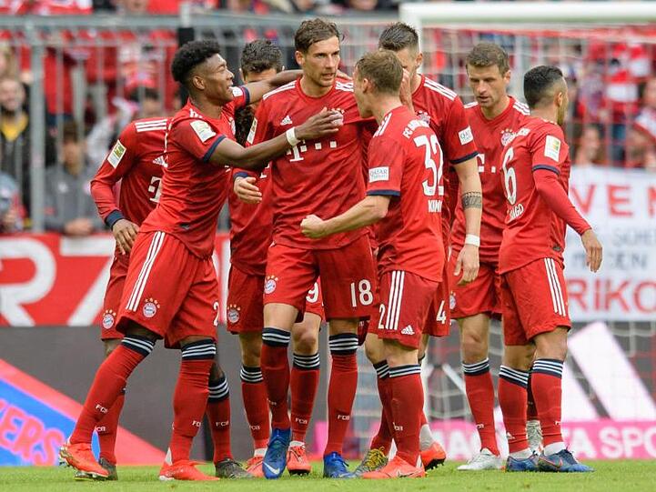 Die Spieler des FC Bayern München jubeln über den Treffer zum 2:0 gegen Hannover 96.