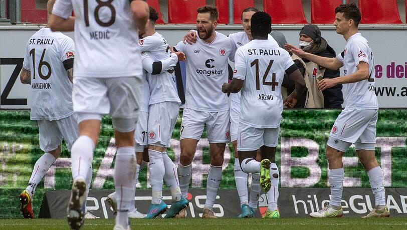 Der FC St. Pauli um Torjäger Guido Burgstaller (M) setzte sich in Ingolstadt durch.