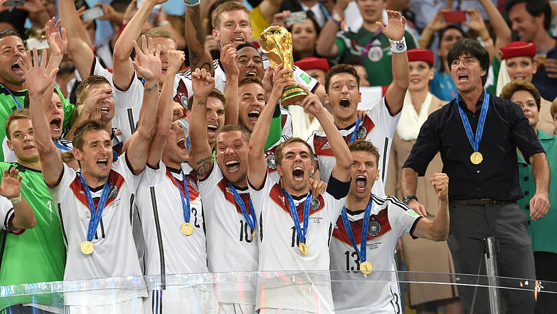 Die Erlösung nach 24 scheinbar ewigen Jahren des Wartens auf den vierten Stern: Die Generation um DFB-Kapitän Philipp Lahm feiert den Triumph von Rio de Janeiro.