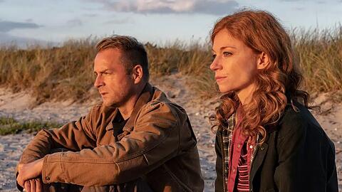 "Nord bei Nordwest: Dinge des Lebens": Hauke Jacobs (Hinnerk Schönemann) und Jule Christiansen (Marleen Lohse) stecken bei ihre Ermittlungen fest.