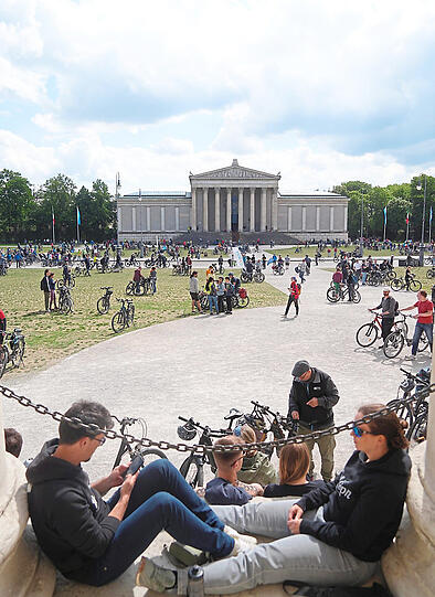 Ab 15 Uhr sammeln sich langsam die Radler auf dem Königsplatz, um dort die Sonne zu genießen und sich mit anderen Radlern auszutauschen.