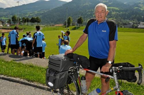 245 Kilometer auf dem Radl von München nach St. Johann: Löwen-Fan Charly Heck.