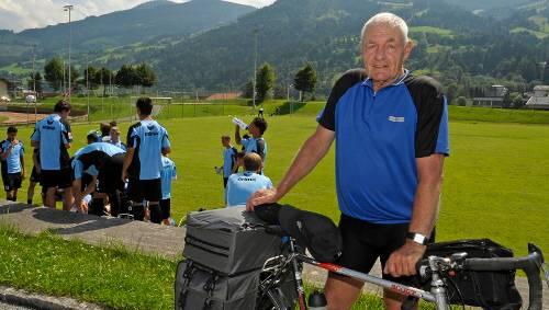 245 Kilometer auf dem Radl von München nach St. Johann: Löwen-Fan Charly Heck. 245 Kilometer auf dem Radl von München nach St. Johann: Löwen-Fan Charly Heck.