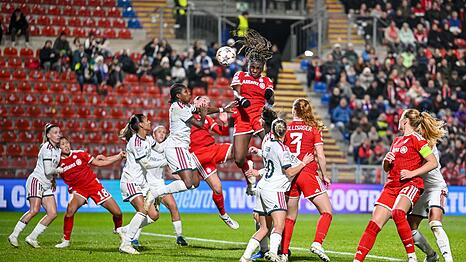 Bayern-St&uuml;rmerin Edna Imade k&ouml;pft das zwischenzeitliche 1:2.