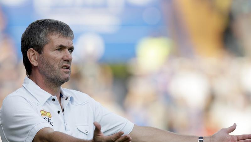 VfL-Trainer Funkel stapelt tief. VfL-Trainer Funkel stapelt tief.