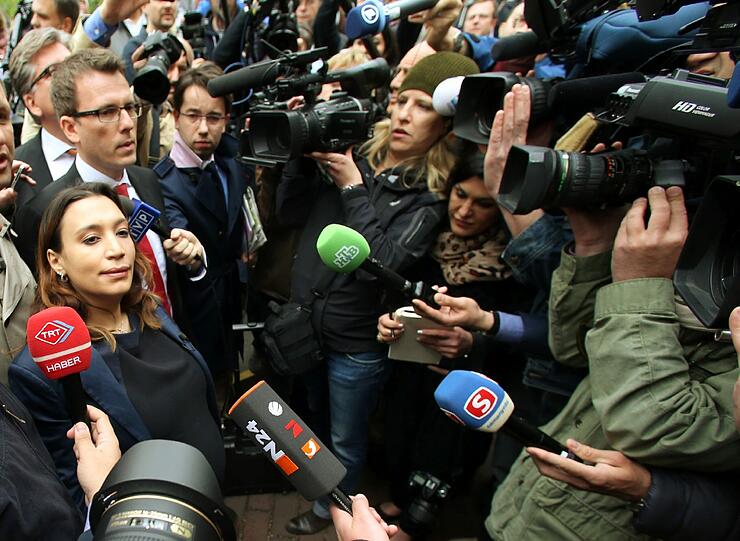 Semiya Simsek (links), Tochter eines Opfers der NSU-Mordserie, wird vor dem Oberlandesgericht in München von Journalisten umringt.