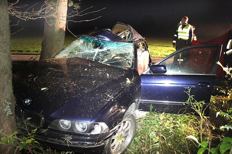 Zwei junge Männer (23 und 24 Jahre alt) rasen in Vilsbiburg in den Tod: Ihr Wagen war von der Straße abgekommen und dann gegen mehrere Bäume geprallt. Die Bilder vom Unfall.