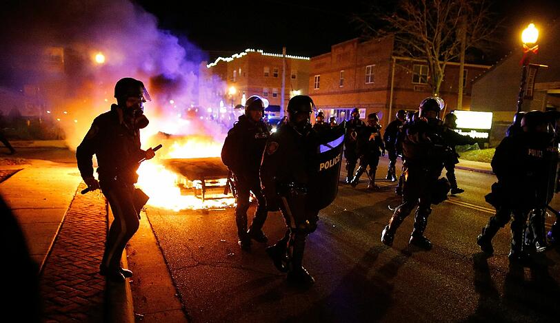 Ferguson steht in Flammen. Die Polizei geht mit Tränengas gegen die Demonstranten vor. Die Bilder aus Ferguson.