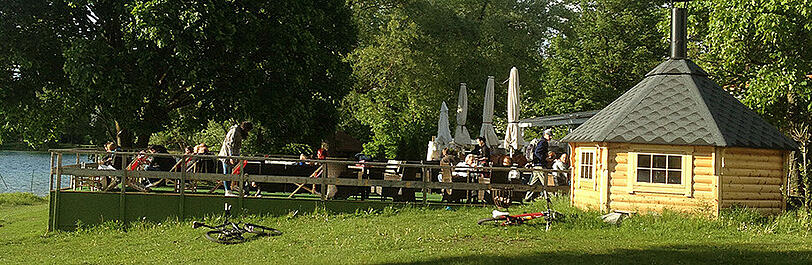 Eindrücke vom Paulaner Seebiergarten am Karlsfelder See.