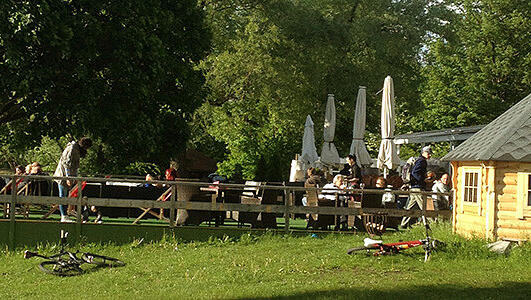 Eindrücke vom Paulaner Seebiergarten am Karlsfelder See. Eindrücke vom Paulaner Seebiergarten am Karlsfelder See.