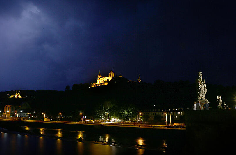Blitz über der Festung Marienberg in Würzburg.