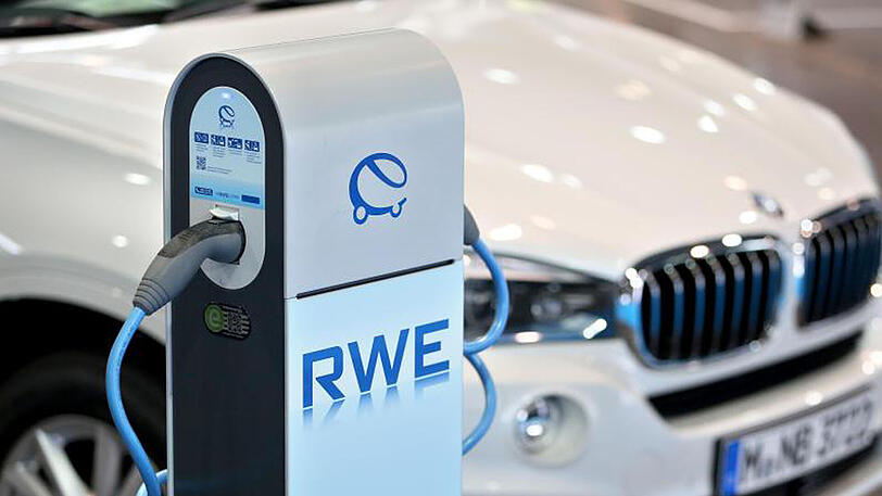 Ein BMW X5 Plug-in-Hybrid an einer Ladesäule. Der Absatz von Autos mit so genannten alternativen Antrieben legte in Europa stark zu.