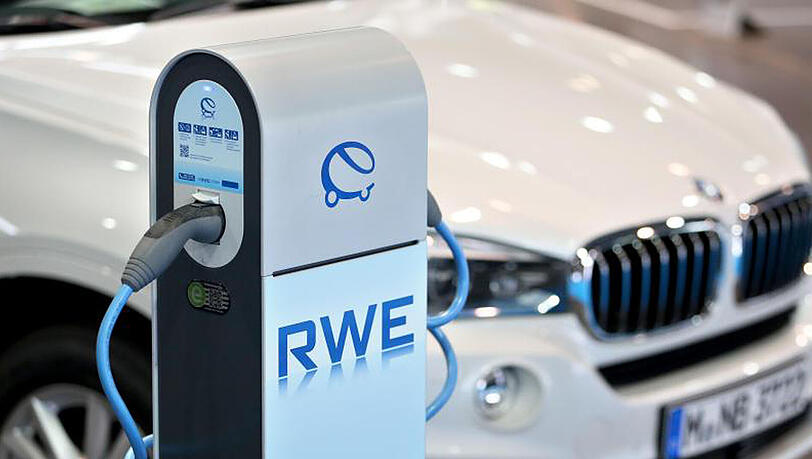 Ein BMW X5 Plug-in-Hybrid an einer Ladesäule. Der Absatz von Autos mit so genannten alternativen Antrieben legte in Europa stark zu. Ein BMW X5 Plug-in-Hybrid an einer Ladesäule. Der Absatz von Autos mit so genannten alternativen Antrieben legte in Europa stark zu.