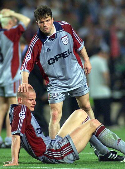 Tränen in Barcelona: Carsten Jancker und Lothar Matthäus (r.) nach dem Last-Minute-Schock gegen Manchester United.