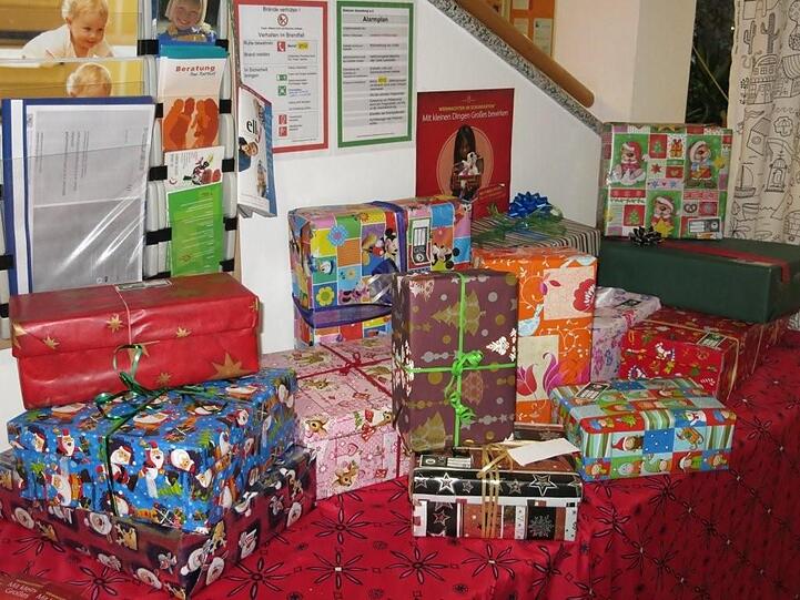 Die Kinder der Krippe bepackten 20 Weihnachtspake für Kinder in Osteuropa.