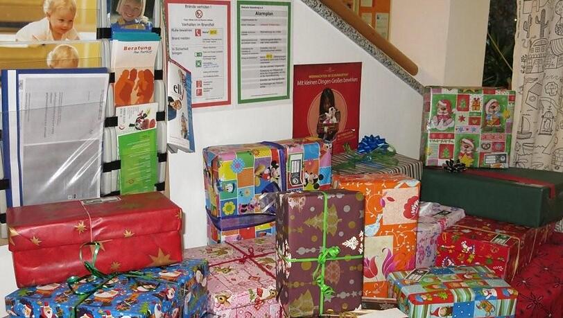 Die Kinder der Krippe bepackten 20 Weihnachtspake für Kinder in Osteuropa. Die Kinder der Krippe bepackten 20 Weihnachtspake für Kinder in Osteuropa.