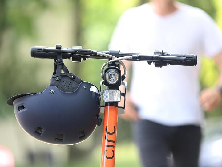 Ein E-Scooter von Circ (bisher Flash) steht fahrbereit auf der Straße. Noch bevor Elektro-Tretroller am 15. Juni bundesweit erlaubt werden, wird ein erster Anbieter einen Leihdienst im Ruhrgebiet starten.
