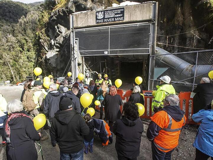 Familien versammeln sich am Eingang der Pike River Mine. Achteinhalb Jahre nach dem schweren Unglück ist die Unglücksstelle erstmals wieder geöffnet worden.